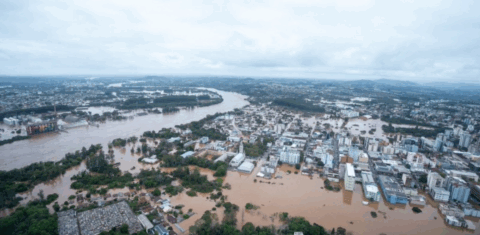 Municípios de Estrela e Lageado inundados pelo Rio Taquari: destruição de matas ciliares e avanço urbano desordenado agravaram desastre climático (Foto: Maurício Tonetto / GOV-RS)