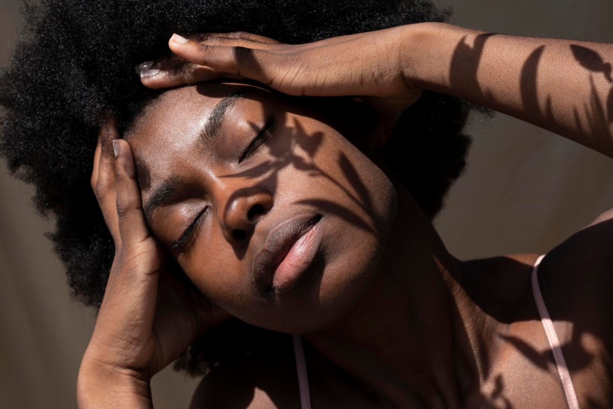 "Como nós, mulheres negras, podemos ter saúde integral se persistentemente o racismo nos impossibilita ter bem-estar? Se estamos a todo o momento com algum aspecto da nossa saúde comprometido pelas violências que o racismo nos impõe?". Foto Freepik