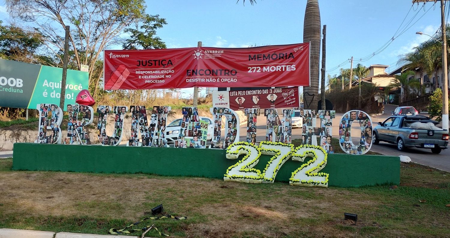 Pórtico no acesso a Córrego do Feijão: mau gosto e constrangimento. Foto Aydano André Motta