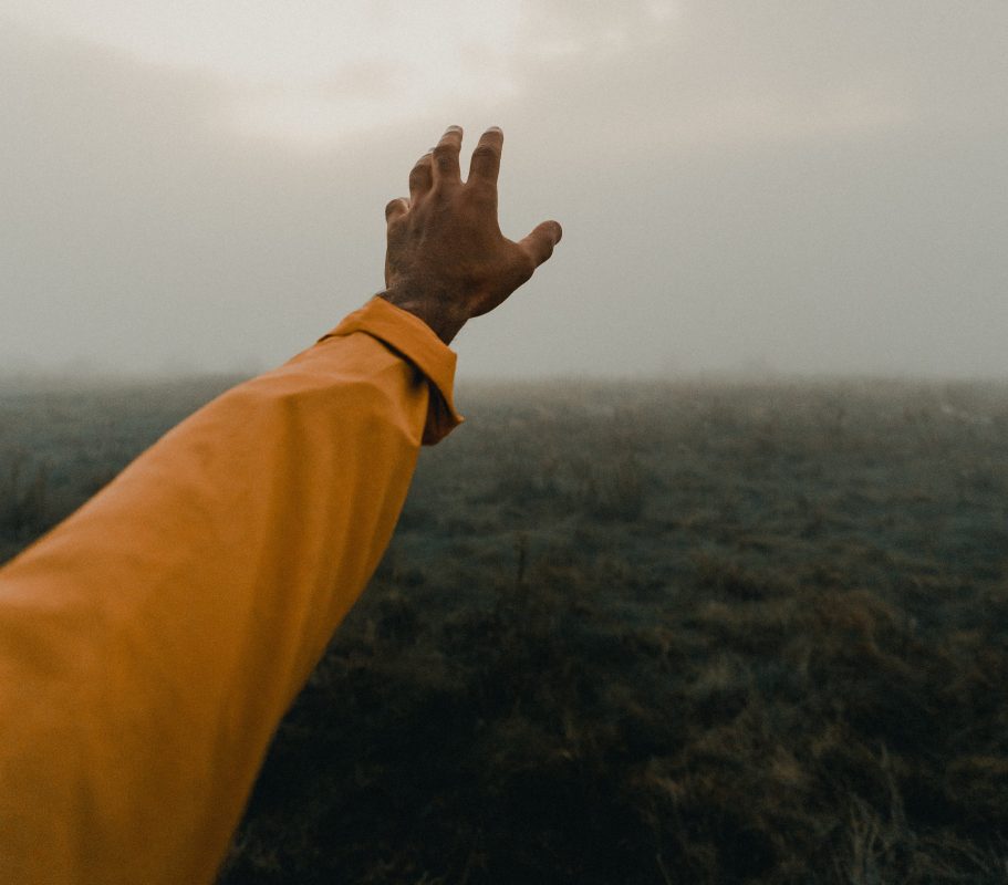 "Agora estou aprendendo que às vezes precisamos, também para amizades, exercer pontos finais que exigem deletar mensagem e memórias, apagar contatos, desfazer laços, sair de casa, fazer novos amigos". Foto Clay Banks/Unsplash