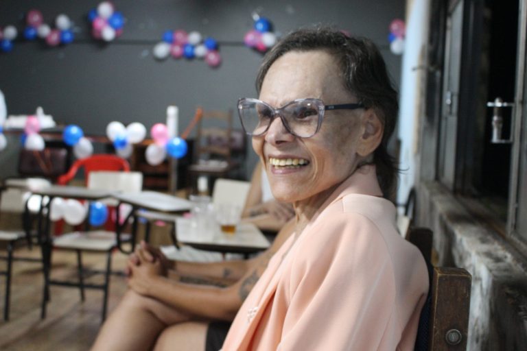 A história e as vitórias de Sissy Kelly, travesti sexagenária que enfrentou a ditadura, a prostituição, o HIV e as ruas