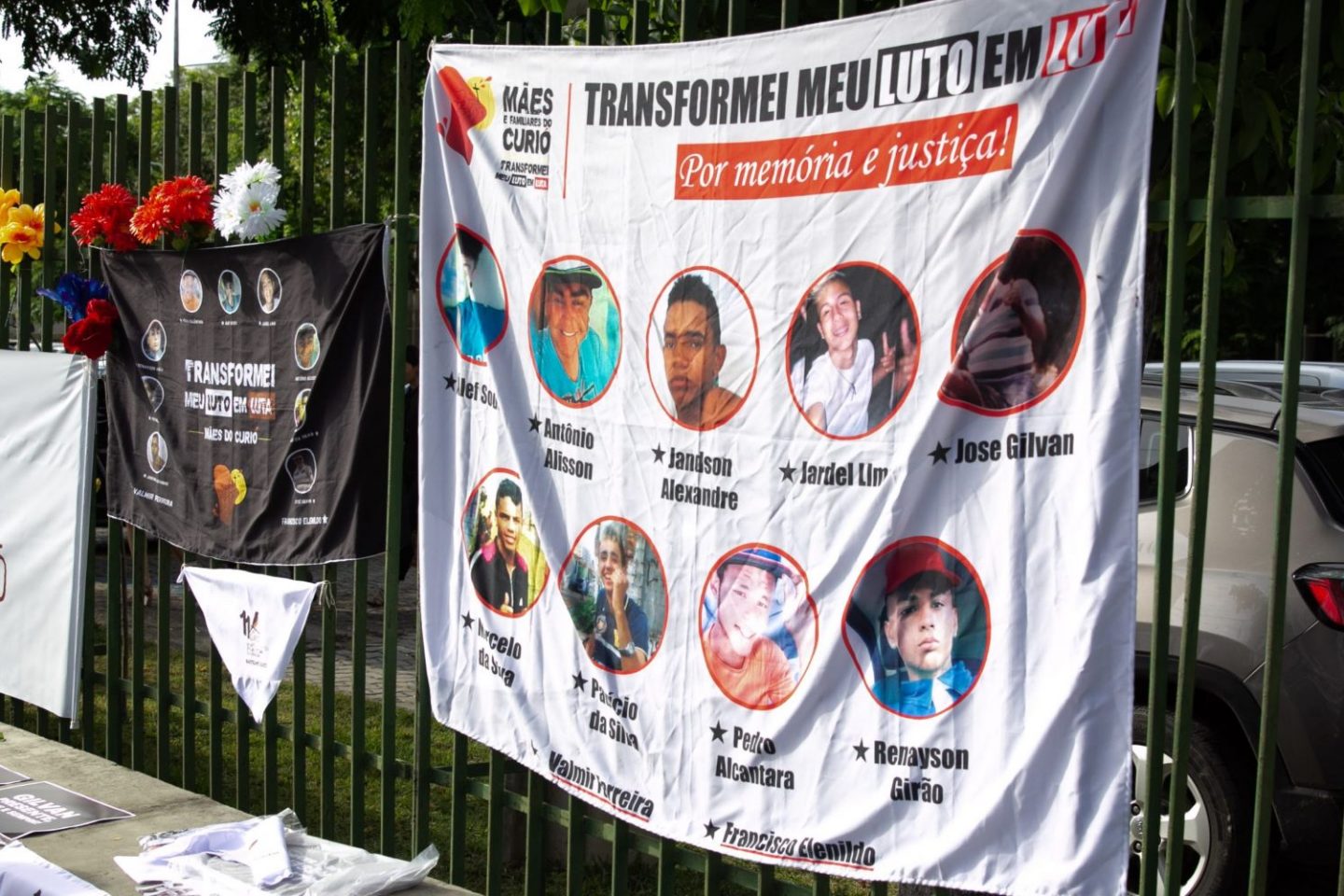 Protesto na porta de fórum em Fortaleza pede justiça para vítimas da Chacina do Curió: 34 PMs serão julgados pelo assassinato de 11 jovens (Foto: Rannjon Mikael / TJ-CE)
