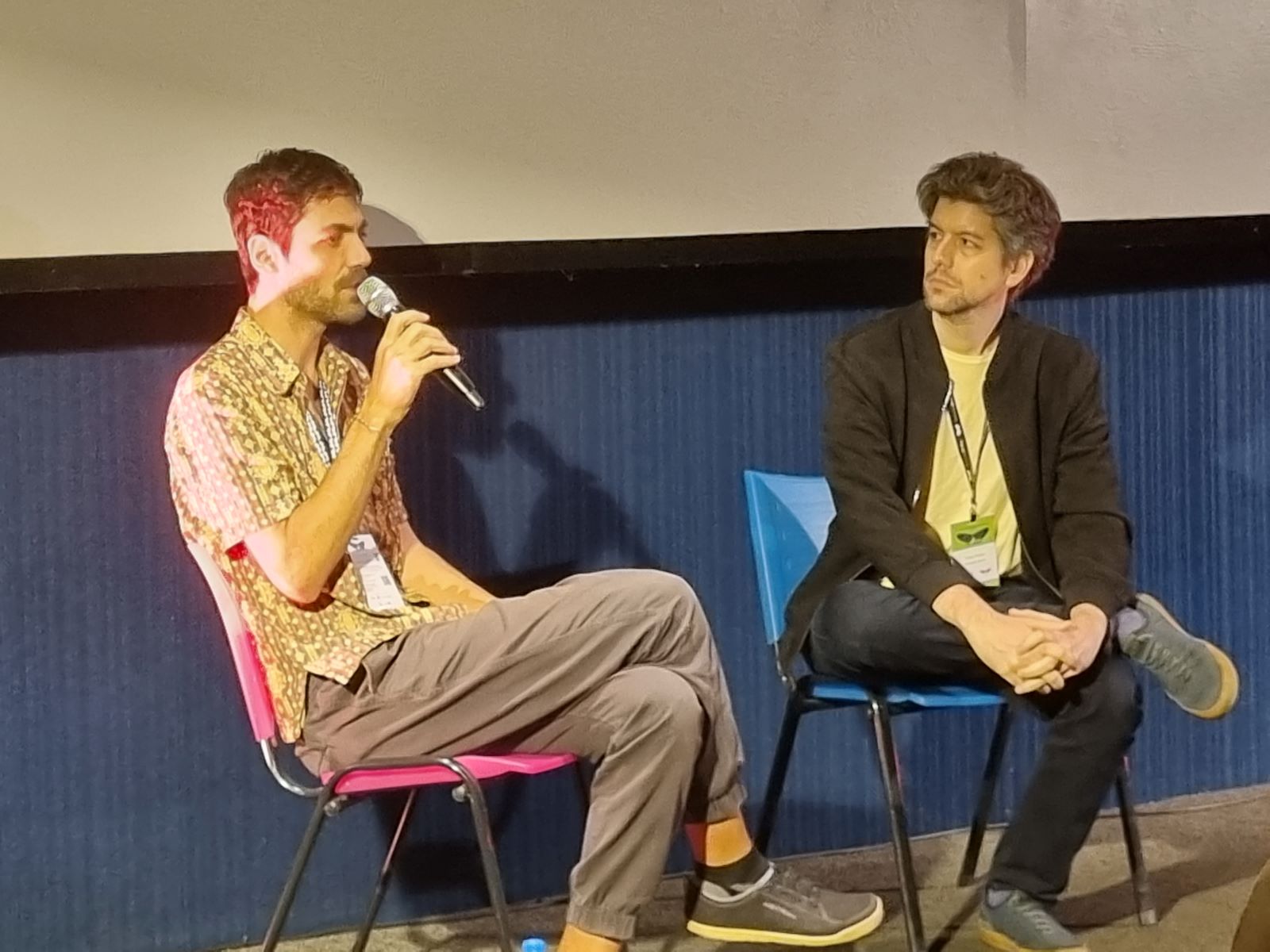 O documentarista Pedro de Filippis (com o microfone) ao lado do crítico Filippo Pitanga em debate após a exibição de Rejeito no Festival: terrorismo de barragem é "estratégia de despossessão para acumulação" (Foto: Oscar Valporto)