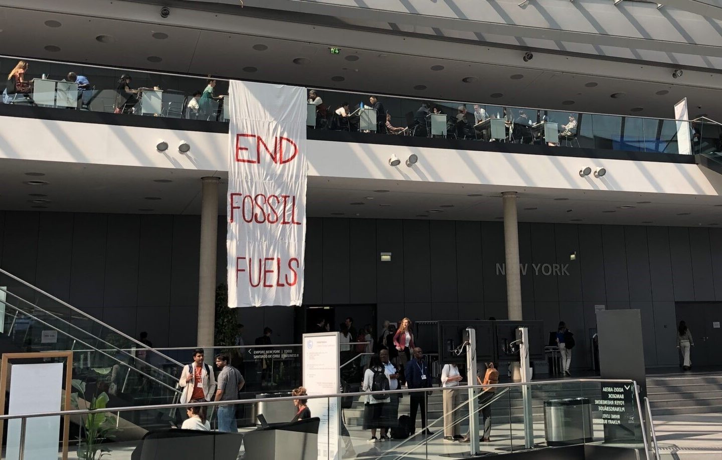 Faixa pede fim de combustíveis fósseis durante conferência do clima em Bonn: contribuições dos países levariam a uma redução de apenas 2% nas emissões em 2030 (Foto: Claudio Angelo/OC - 10/06/2023)