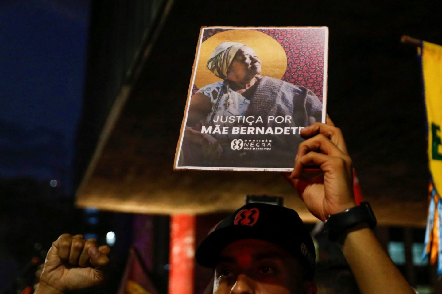 Protesto contra a morte de mãe Bernadete, assassinada no dia 17 de agosto, na sede da associação quilombola, em Simões Filho, na região metropolitana de Salvador: 32 líderes quilombolas foram mortos entre 2018 e 2022 e Mãe Bernardete foi uma das sete vítimas registradas em levantamento preliminar em 2023 (Foto: Paulo Pinto/Agência Brasil - 24/08/2023)