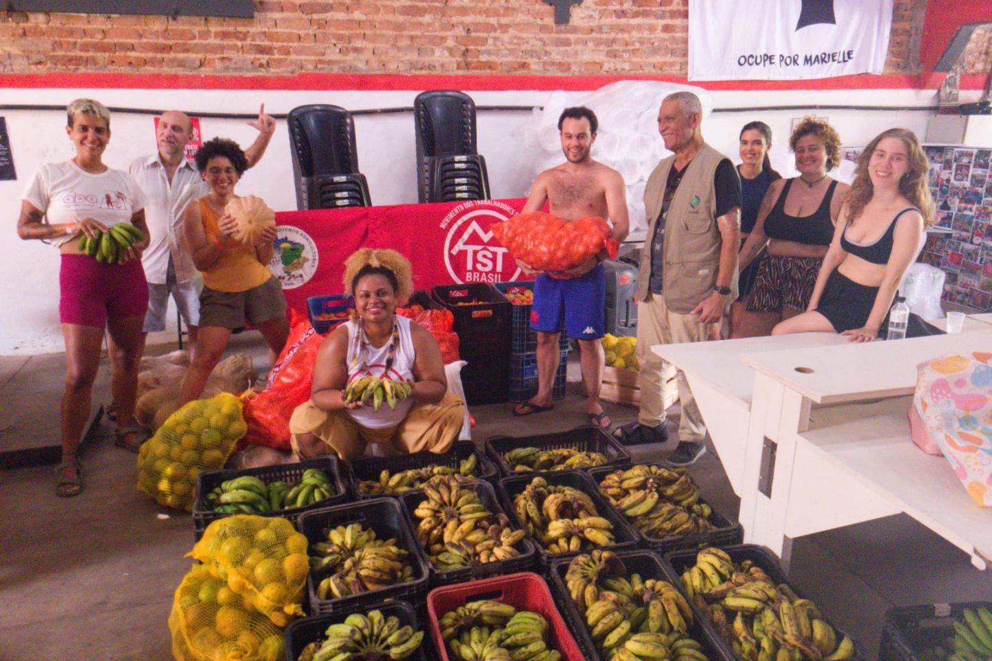 Voluntários organizam a chegada dos alimentos para a cozinha comunitária do MTST. Foto: Danúbia Gardênia