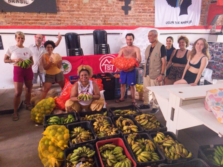 Voluntários organizam a chegada dos alimentos para a cozinha comunitária do MTST. Foto: Danúbia Gardênia