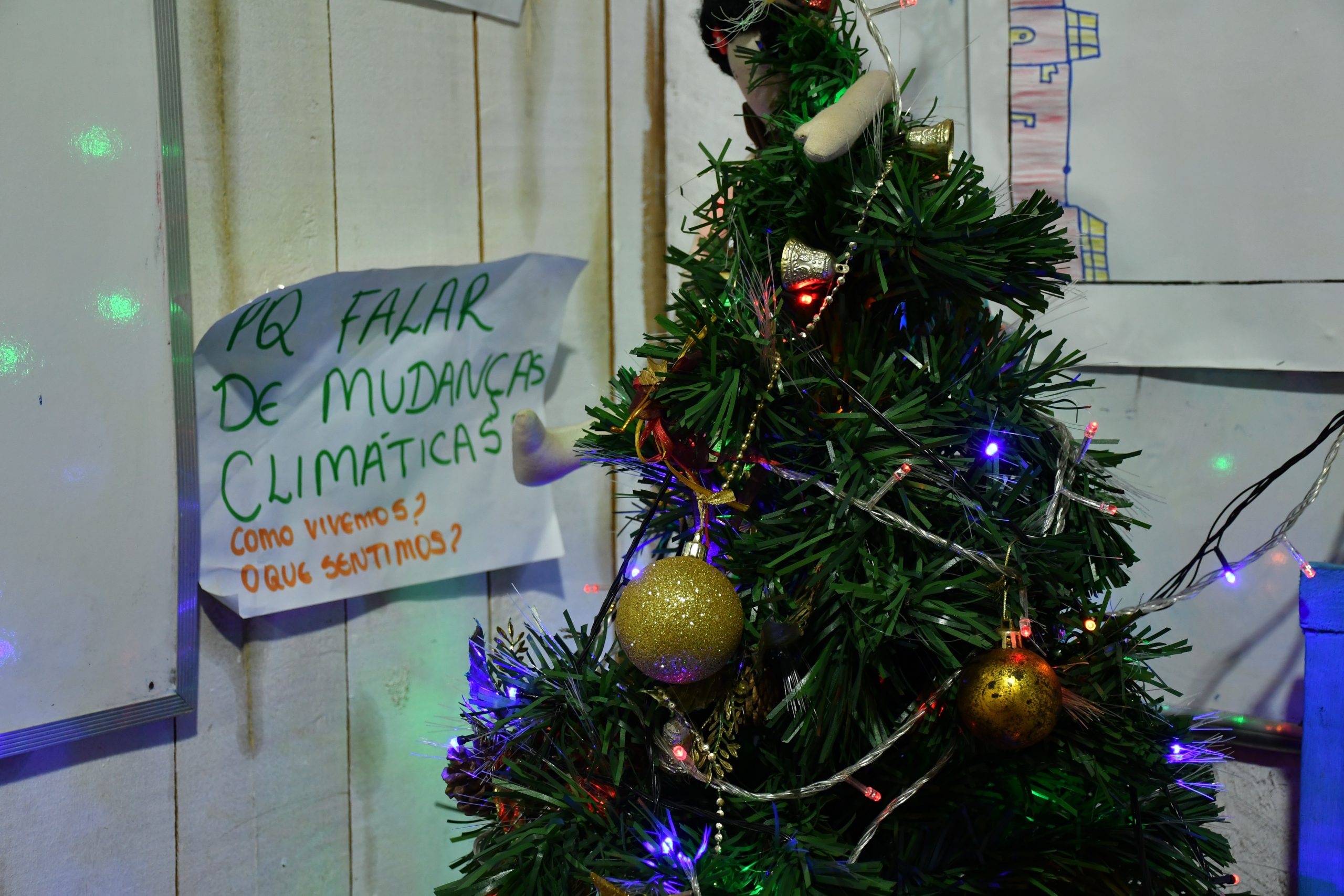 A crise climática, o racismo ambiental e a violência urbana estão entre os principais temas debatidos na biblioteca comunitária. Foto João Paulo Guimarães