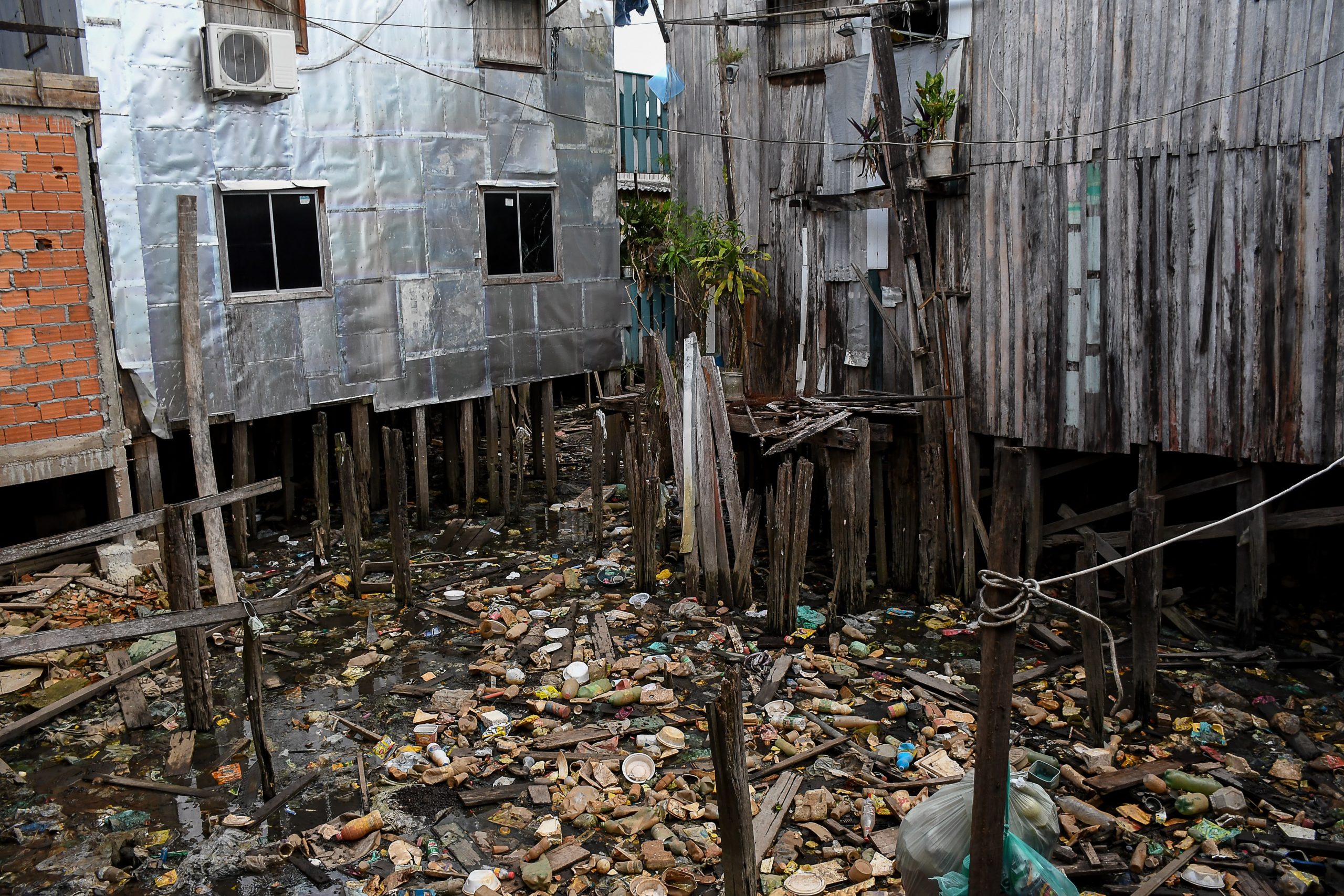 A falta de saneamento básico é um dos principais problemas da comunidade Vila da Barca. Foto João Paulo Guimarães