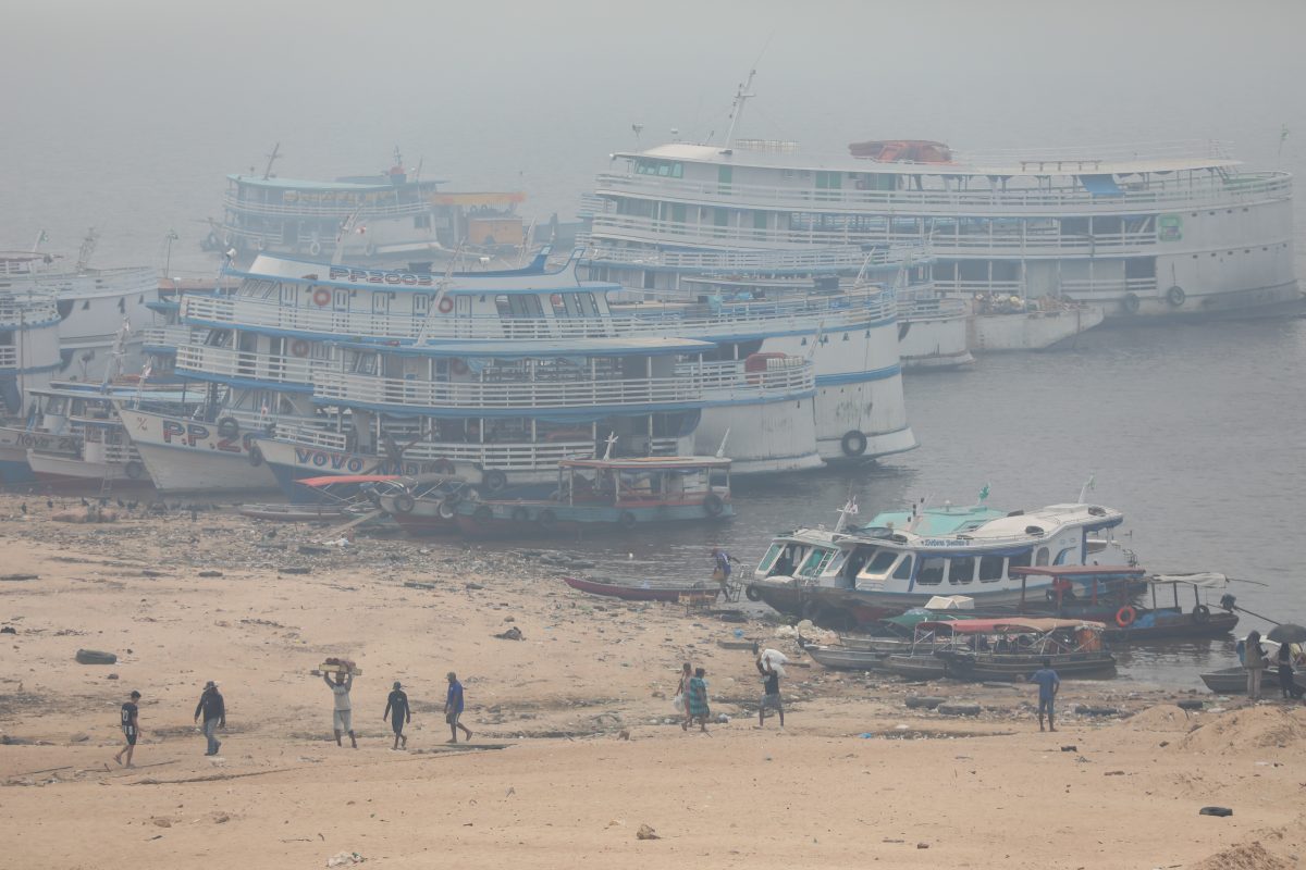 Foto Michael Dantas/AFP. Outubro de 2023 Barcos permanecem ancorados no porto de Rio Negro enquanto a fumaça dos incêndios na floresta amazônica cobre a área de Manaus, no Amazonas. Foto Michael Dantas/AFP. Outubro de 2023