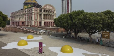 No centro de Manaus, a instalação Eggcident, do artista holandês Henk Hofstra, alerta para os riscos do colapso socioambiental que ameaça o planeta. Foto Suamy Beydoun/AGIF via AFP