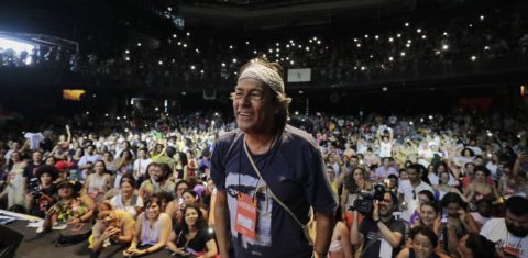 Ailton Krenak posa em frente ao auditório lotado do Congresso Brasileiro de Agroecologia. Foto Isis Medeiros