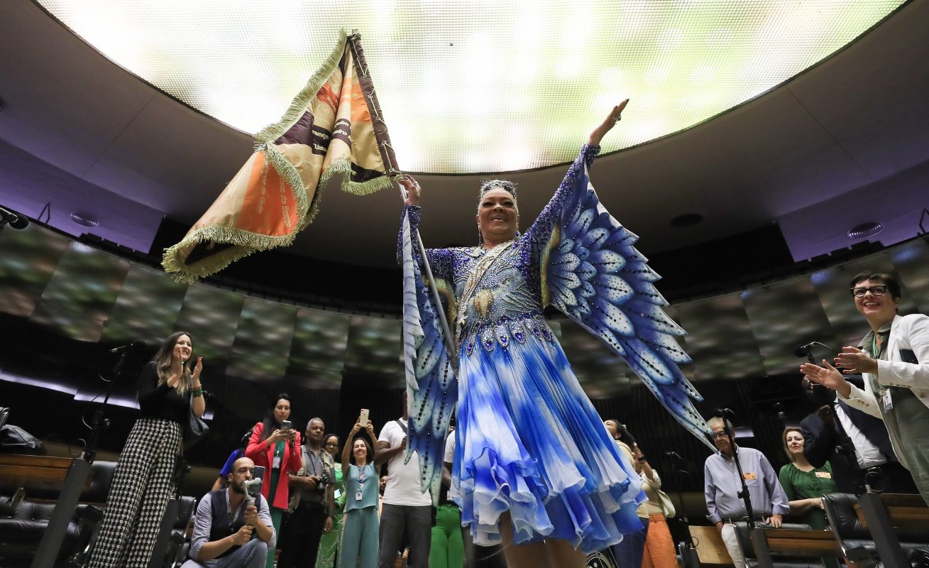 Vilma Nascimento, na sessão solene na Câmara, em que foi homenageada: flores em vida a uma lenda da nossa cultura popular. Foto Lula Marques/ Agência Brasil