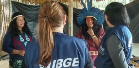Abordagem de recenseadores na aldeia indígena Tekoa Itakupe, em São Paulo: is indígenas no Brasil são quase 1,7 milhão de pessoas, segundo dados do Censo 2022 (Foto: Agência IBGE)