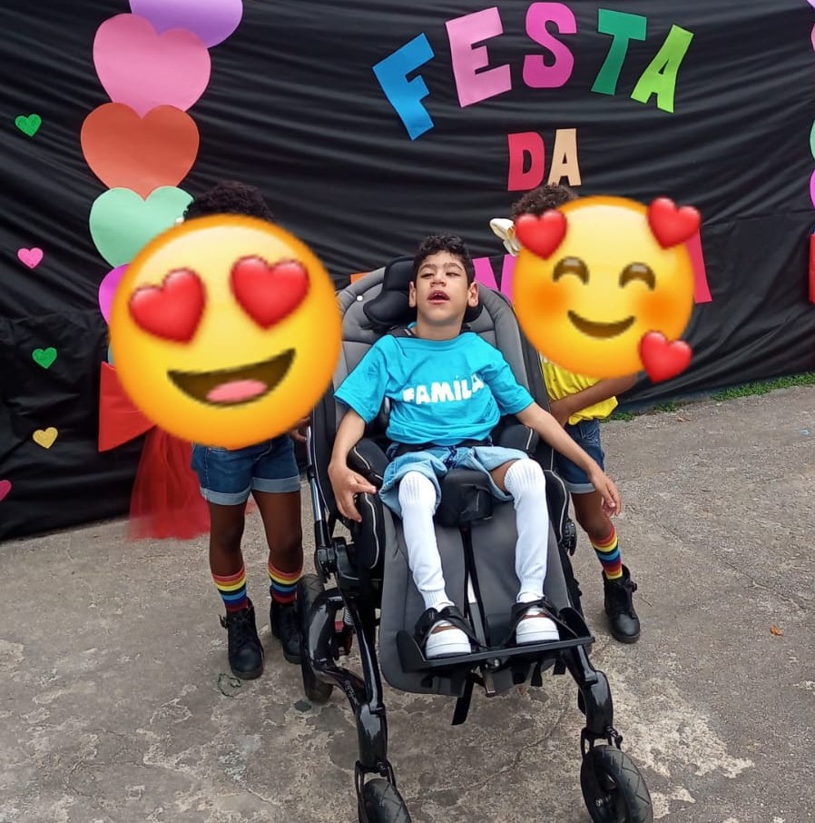 Depois de frequentar creche, Arthur vai, este ano, para escola do ensino fundamental: "Conviver com outras crianças fez toda a diferença para ele", conta a mãe, Juliana (Foto: Arquivo Pessoal)