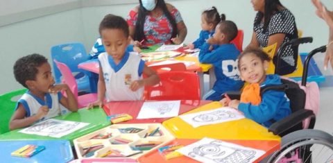 Yasmin (na cadeira de rodas) brinca com seus colegas na unidade de educação infantil de Duque de Caxias: Escola ajuda crianças com síndrome congênita do zika vírus (Foto: Arquivo Pessoal)