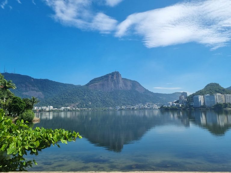 Imagem do Cristo Redentor refletida nas águas claras da Lagoa Rodrigo de Freitas: cartão-postal sem mortandade de peixes e despejo de esgoto (Foto: Oscar Valporto)