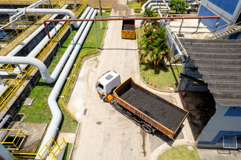 Caminhão carregado com lodo de esgoto deixa a ETE Barra da Tijuca: responsável pelos serviços de saneamento para mais de 1 milhão de pessoas, concessionária Iguá envia 300 toneladas de resíduos para compostagem mensalmente (Foto: Divulgação)