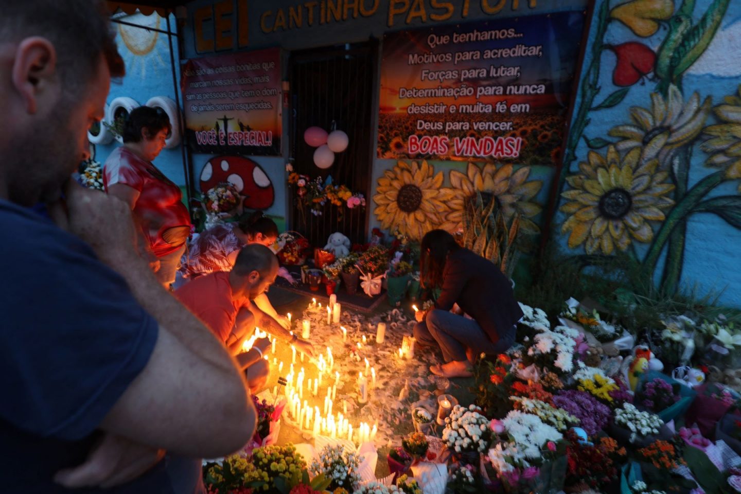 Vigília em homenagem a crianças assassinadas em creche em Blumenau (SC): chacinas em escolas indicam avanço do ódio no país (Foto: Anderson Coelho / AFP)