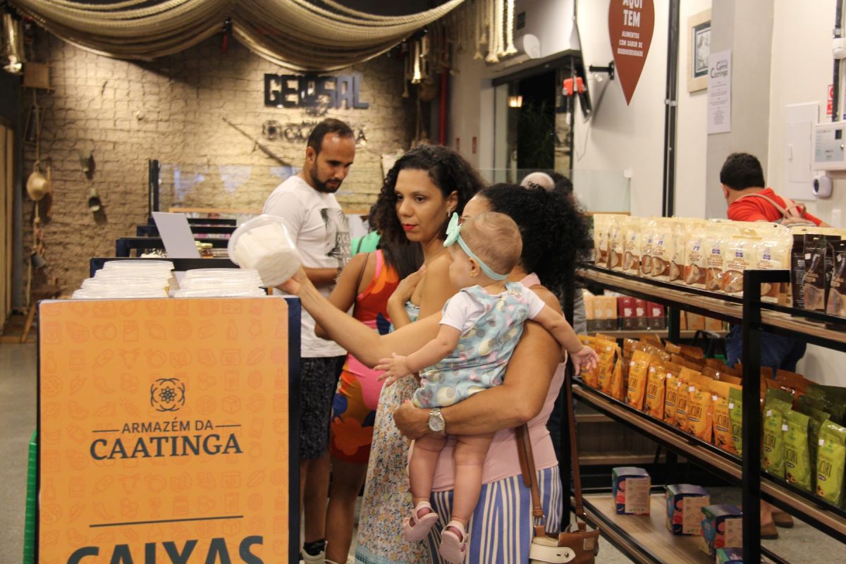 Consumidores fazem compras no Armazém da Caatinga: produtos da agricultura familiar do Nordeste (Foto: Adriano Alves)