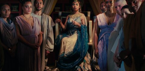 A atriz negra Adele James, como a rainha Cleópatra na série da Netflix: historiador diz que cor de sua pele não tinha importância no Antigo Egito (Foto: Netflix / Divulgação)