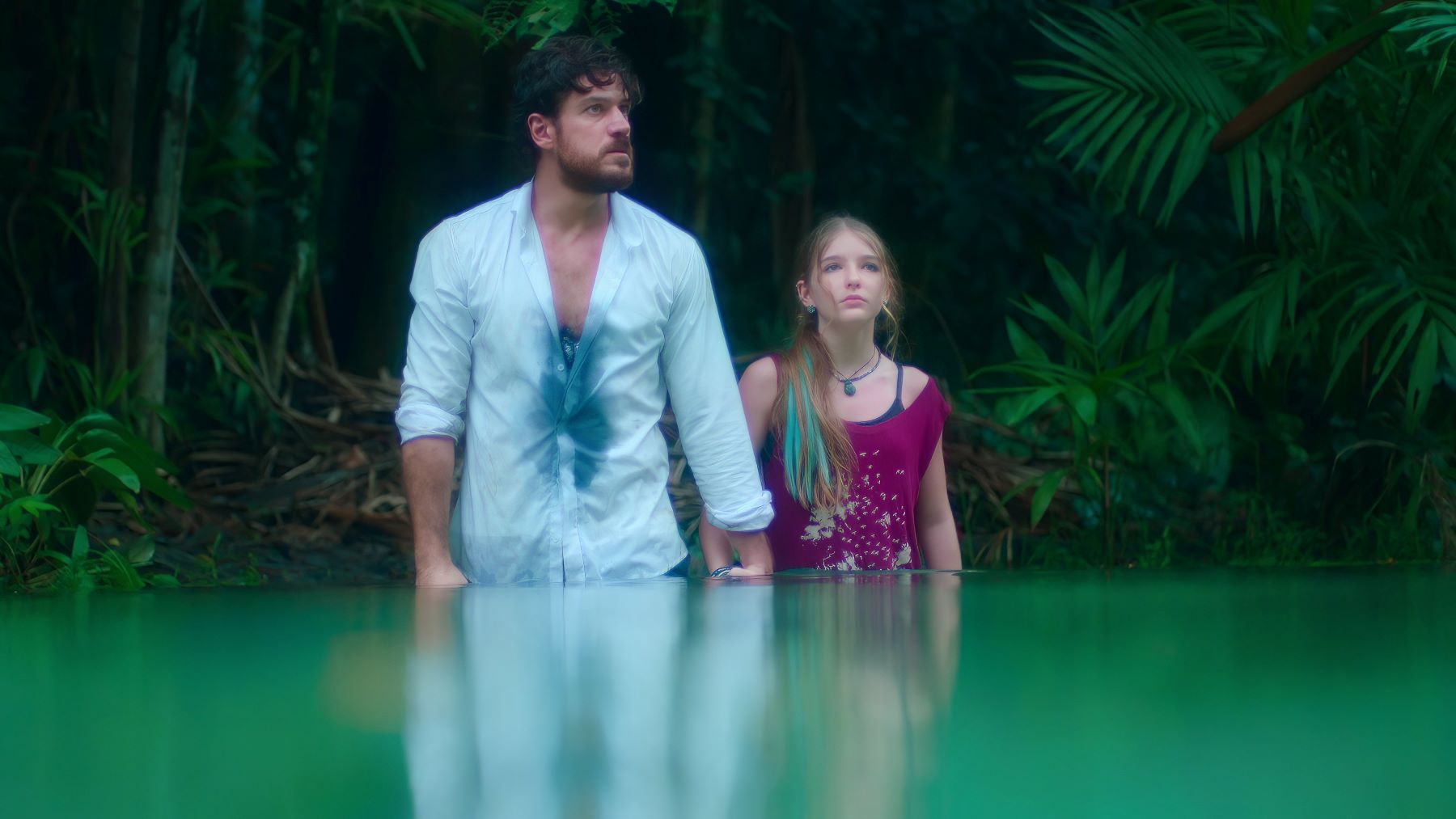 Os atores Marco Pigossi e Manu Dieguez em Cidade Invisível: personagens do folclores brasileiro e ameaças reais aos indígenas e às florestas na segunda temporada da série (Foto: Divulgação / Netflix)
