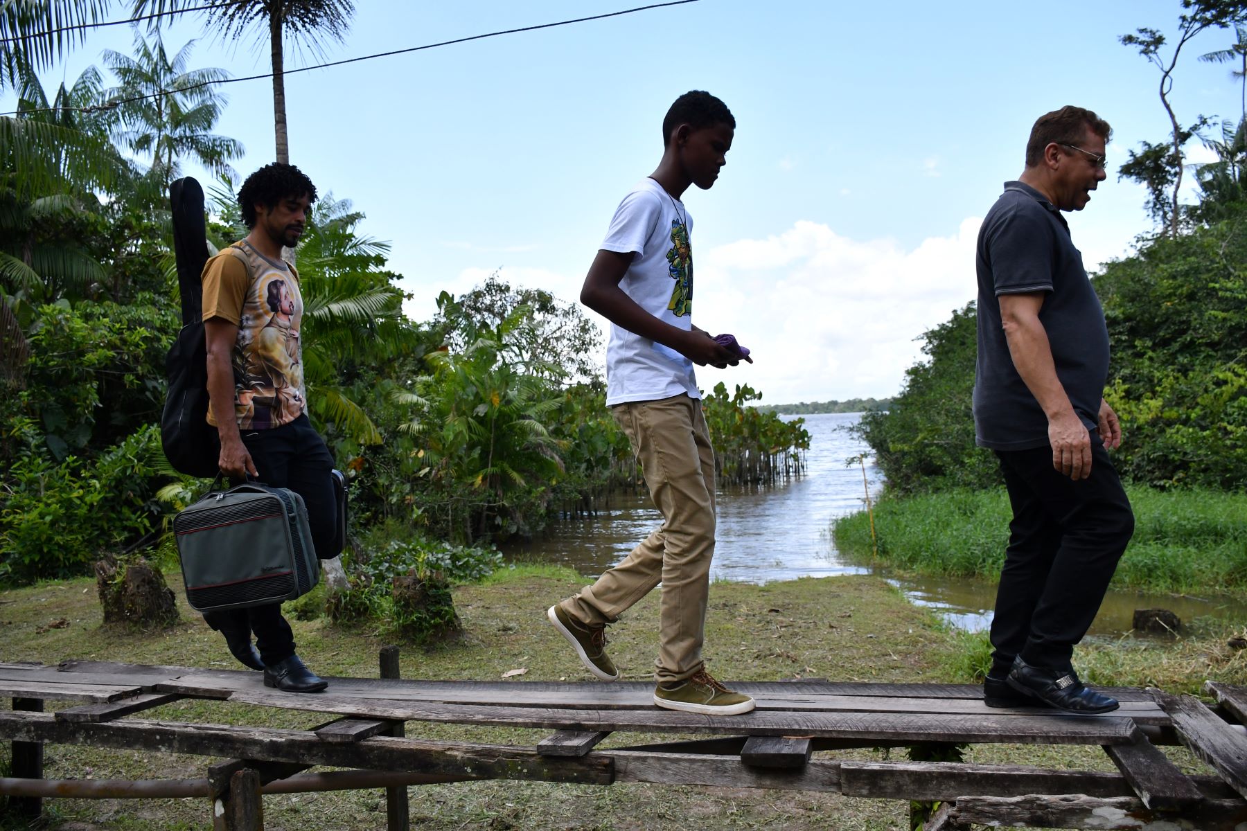 O padre Pedro e catequistas no caminho para a comunidade ribeirinha: religião ajuda a enfrentar isolamento e abandono pelo Poder Público (Foto: João Paulo Guimarães)