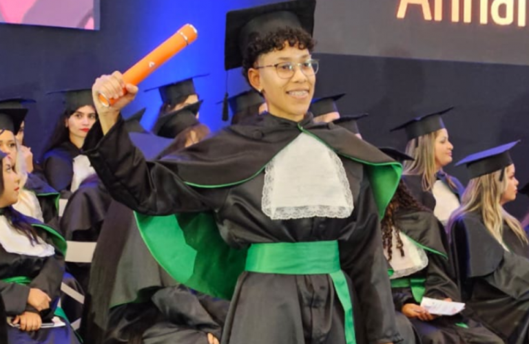 Cristina em sua formatura na Faculdade de Enfermagem: exceção para quem vive infância e adolescência em abrigos (Foto: Arquivo Pessoal)
