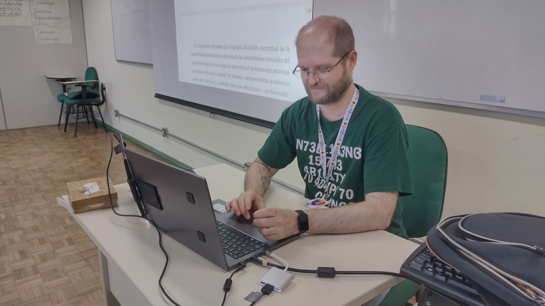 O professor Marco Bonito com seu colar de girassóis: diagnóstico tardio de transtorno de déficit de atenção (Foto: Micael Olegário)