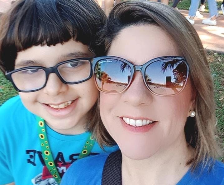 ulienne com Davi: adoção do cordão após preconceitos e dificuldades durante crises sensoriais (Foto: Arquivo Pessoal)