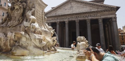 Turistas se refrescam em fonte em frente ao Panteão: temperatura no centro de Roma alcançou recorde de 42.5ºC durante recente onda de calor (Foto: Riccardo De Luca / Agência Anadolu /AFP - 17/07/2023)