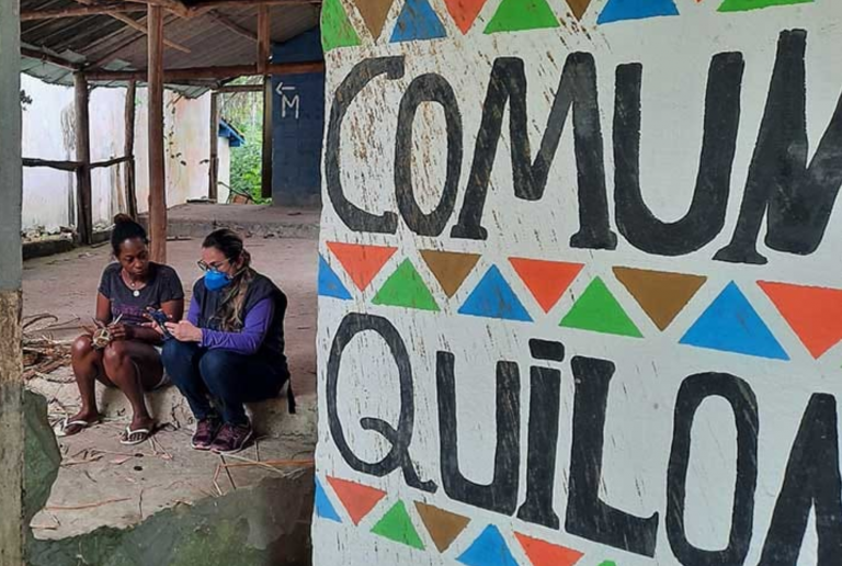 Recenseador do IBGE entrevista moradora de comunidade quilombola no estado do Rio: população quilombola do Brasil passa de 1,3 milhão de pessoas (Foto: Márcio Costa/Agência IBGE Notícias)