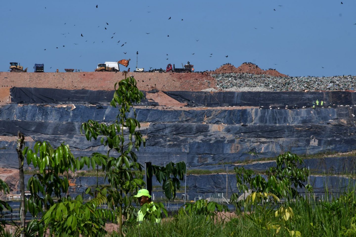 Caminhões despejam resíduos no Aterro de Marituba: lixo de Belém provoca problemas de saúde em moradores vizinhos (Foto: João Paulo Guimarães)