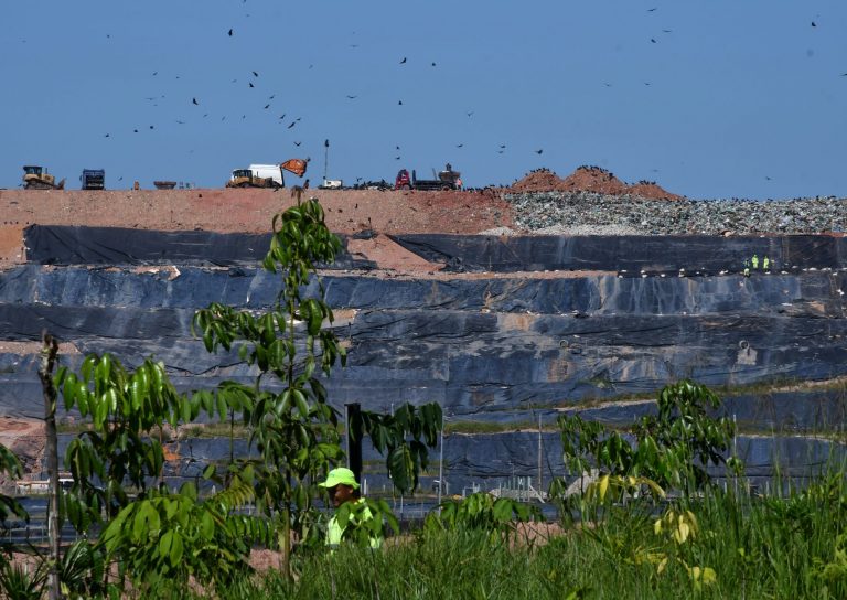 Caminhões despejam resíduos no Aterro de Marituba: lixo de Belém provoca problemas de saúde em moradores vizinhos (Foto: João Paulo Guimarães)