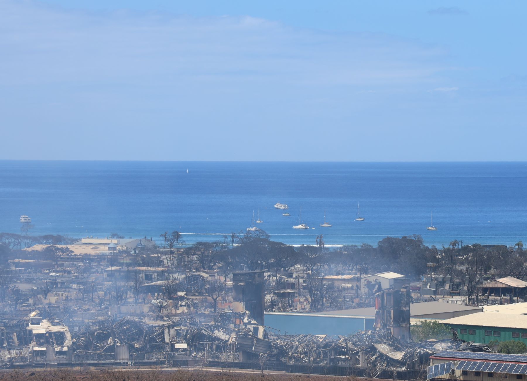 A cidade de Lahaina destruída pelo fogo dos incêndios florestais espalhado pela força do furacão: aquecimento global torna eventos extremos mais intensos e frequentes(Foto: Governo do Havaí)