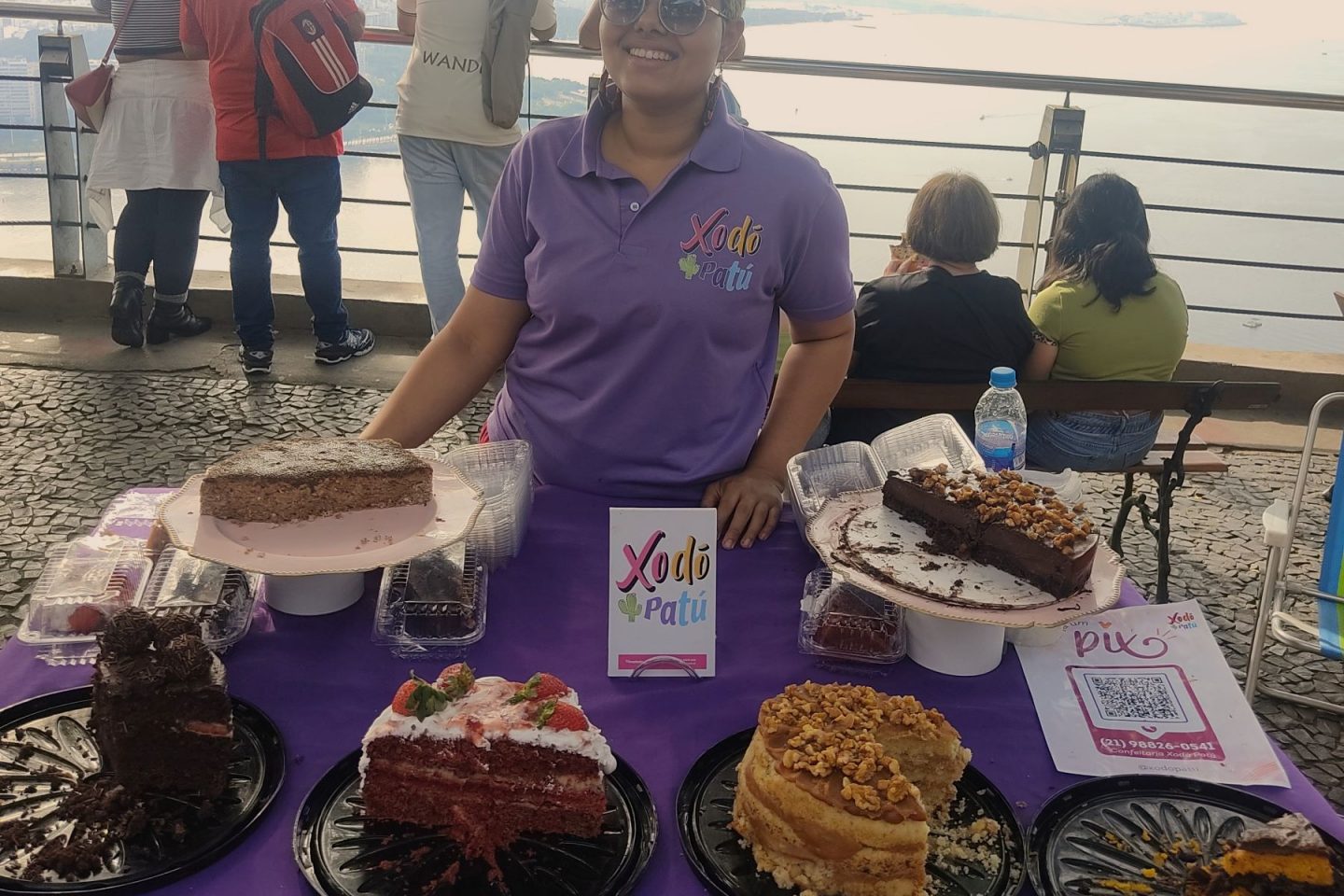Rafaela com os produtos da Xodó-Patu em feira no Morro da Urca: doces veganos para vizinhança na Mangueira (Foto: Arquivo Pessoal)