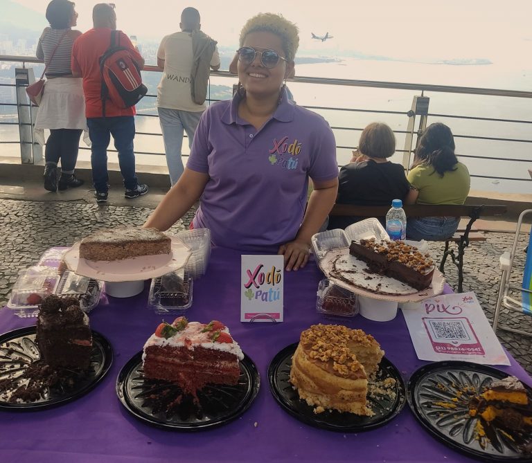 Rafaela com os produtos da Xodó-Patu em feira no Morro da Urca: doces veganos para vizinhança na Mangueira (Foto: Arquivo Pessoal)