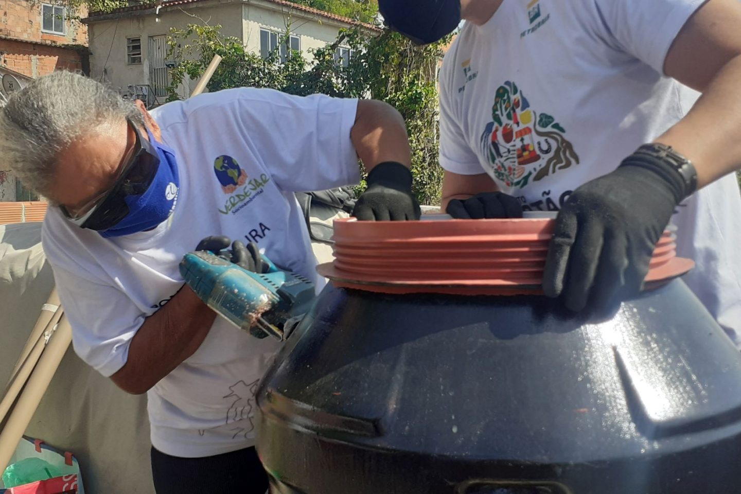 Josefa Santos, 69 anos, com o biodigestor na laje de sua casa: gás de cozinha a partir do lixo (Foto: AS-PTA / Divulgação)