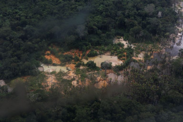 Garimpo ilegal no rio Mucajaí, Terra Indígena Yanomami: atividade garimpeira no país aumentou 65% durante o Governo Bolsonaro (Foto: Fernando Frazão / Agência Brasil - 09/02/2023)