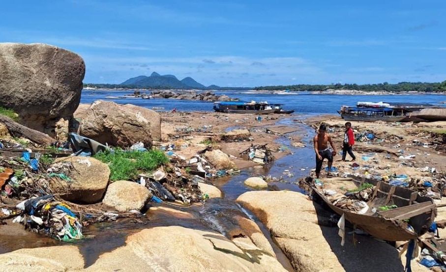 Sujeira exposta em um dos principais portos de São Gabriel: seca extrema traz riscos à saúde e ao ambiente (Foto: Juliana Albuquerque, povo Baré / Rede Wayuri / ISA)