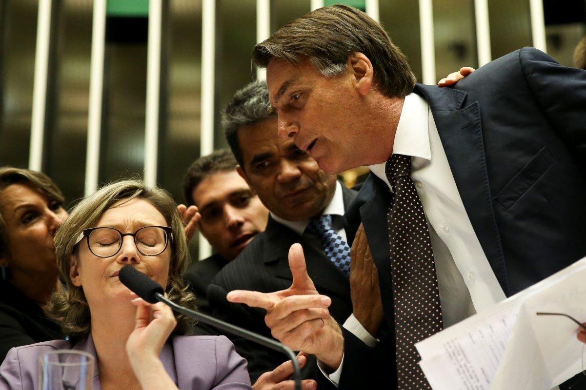 Jair Bolsonaro em discussão com Maria do Carmo na Câmara: caso Champinha e a redução da maioridade penal foram estopim da primeira de uma série de ofensas do então deputado contra a colega - "jamais ia estuprar você porque você não merece" (Foto: Marcelo Camargo / Agência Brasil - 14/09/2016)