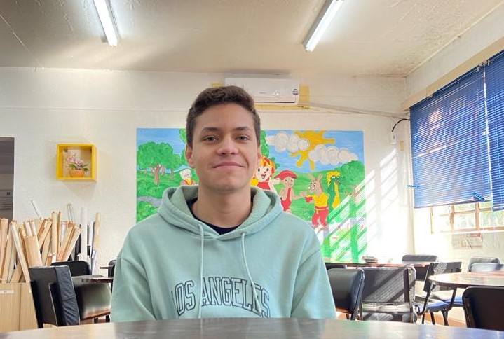 O estudante Hartur de Mattos na sala de aula de sua escola em Caibaté (RS): sem aulas de biologia, física, filosofia e sociologia (Foto: Arquivo Pessoal)