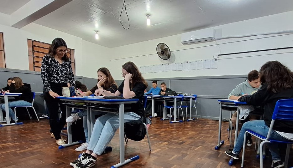 A professora Angelita Dahmer com seus alunos na Escola Estadual José Adolfo Meister: aulas adaptadas para incluir conteúdos do Enem nos itinerários formativos (Foto: Arquivo Pessoal)