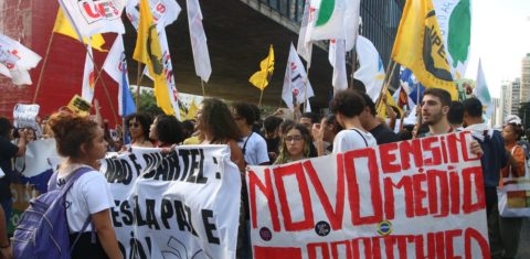 Ato pela revogação do Novo Ensino Médio em São Paulo: estudantes temem que mudanças na grade curricular com retirada de aulas de disciplinas afetem desempenho no Enem (Foto: Rovena Rosa / Agência Brasil - 15/03/2023)
