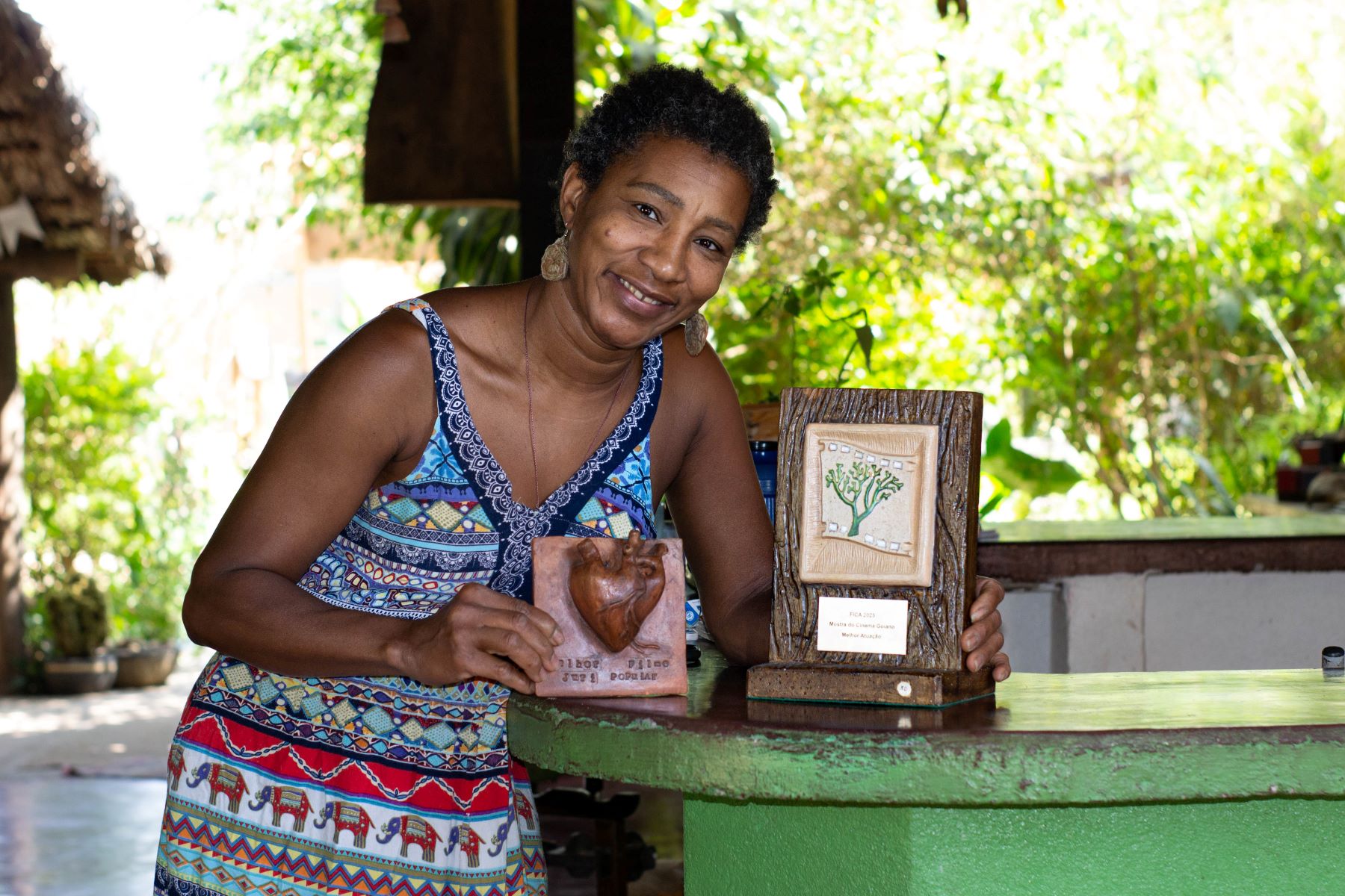 Marta Kalunga e os prêmios conquistados com filmes: abusada na infância, quilombola administra seu hostel, produz filmes e criou Casa Memória com projetos para mulheres da comunidade (Foto: Inglid Martins)