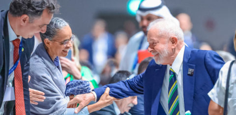Presidente Lula (à direita) cumprimenta a ministra do Meio Ambiente e Mudança do Clima, Marina Silva (centro), e Rodrigo Pacheco (à esquerda), presidente do Senado, na COP28, em Dubai. Apesar do sucesso na redução do desmatamento, governo foi criticado por anúncios pró-petróleo. Foto Ricardo Stuckert/ Palácio do Planalto