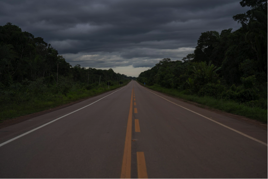 Trecho pavimentado da rodovia BR-319, que liga os estados do Amazonas e Rondônia. Em função da seca e da paralisação da navegação fluvial, crescem as pressões políticas para continuar o asfaltamento da estrada — proposta que enfrenta a resistência de comunidades indígenas e ambientalistas. Foto Avener Prado