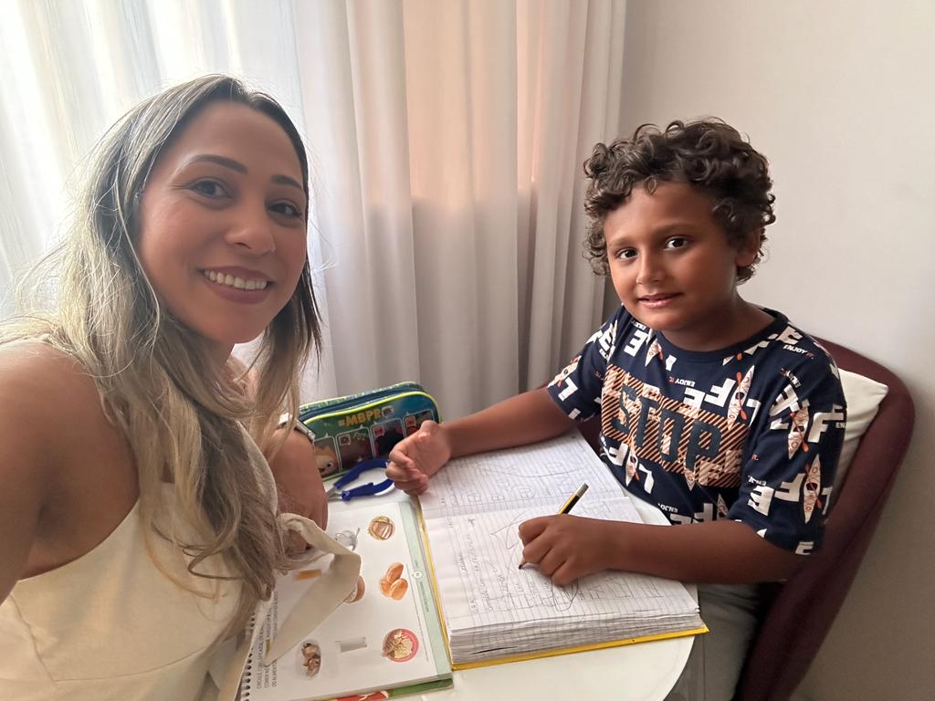 Francineide Nascimento com o filho Enzo: “A atividade [do fiho] não é feita, tudo dele é esquecido". Foto Arquivo Pessoal