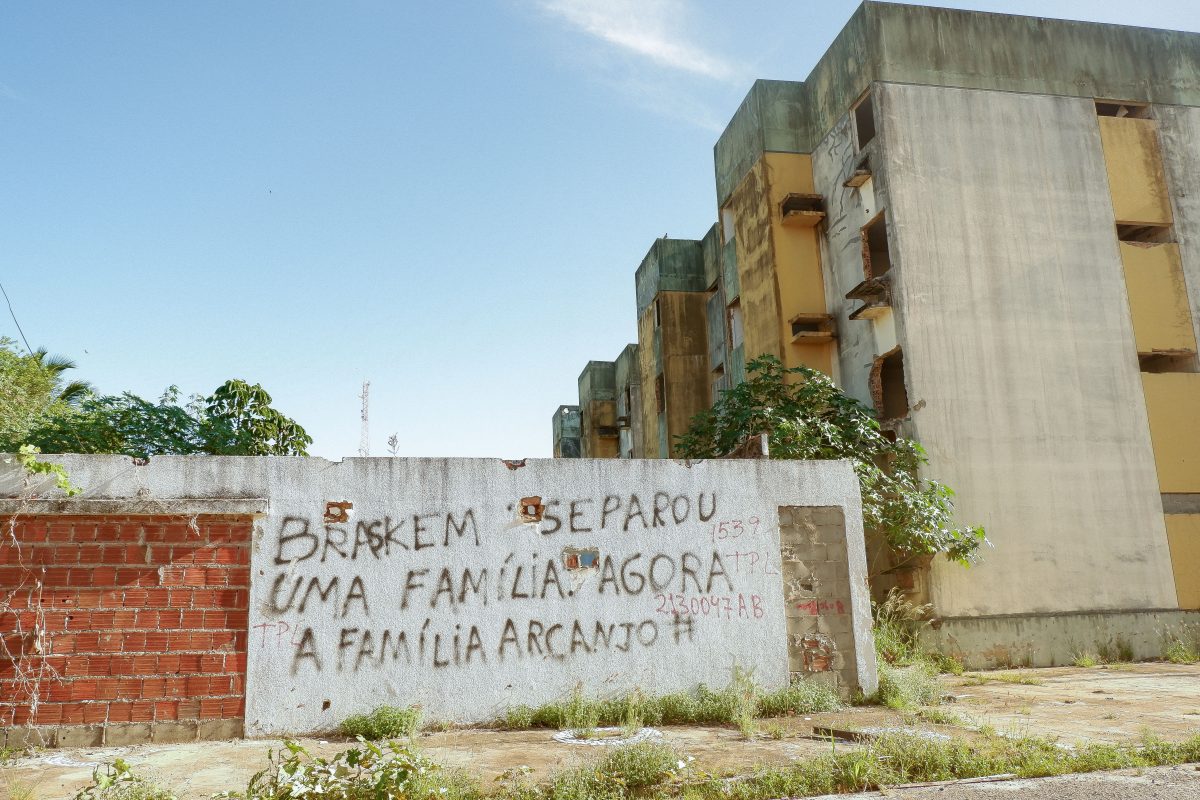 Moradores protestam contra o tratamento dado pela empresa às famílias afetadas. Foto Fernanda Luz/AGIF via AFP
