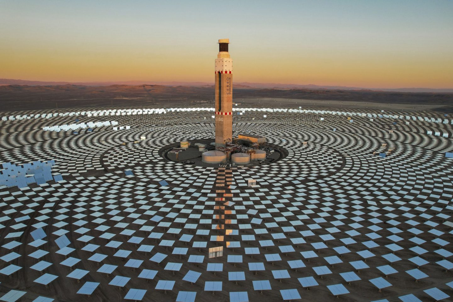 Usina solar Cerro Dominador, no deserto de Atacama, norte do Chile. A região do Atacama recebe um dos mais alto níveis de radiação solar no mundo e é central na expansão da energia solar no Chile. Foto Tamara Merino/ Fundo Monetário Internacional, CC BY-NC-ND
